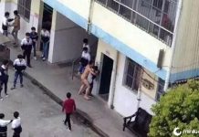 Zelador chinês nu enlouquecido arruína recesso em escola de ensino médio