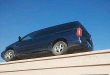 O proprietário irritado da garagem dá um elevador dos motoristas