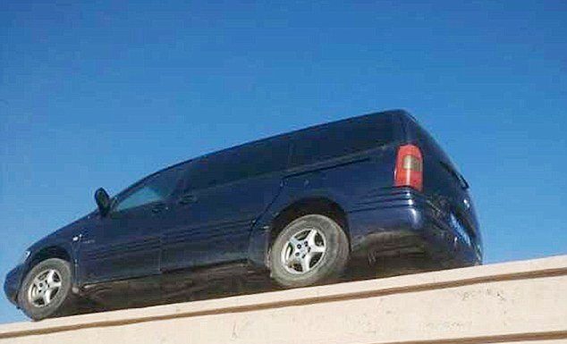 O proprietário irritado da garagem dá um elevador dos motoristas