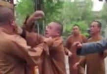 Monges budistas desistem da paz e equilíbrio e brigam diante das câmeras