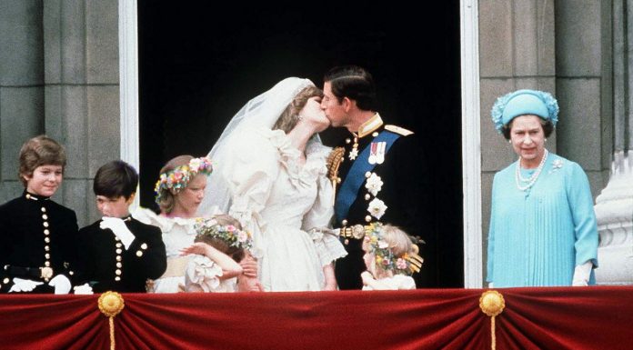 Uma fatia de bolo do casamento do principe Charles e princesa Diana