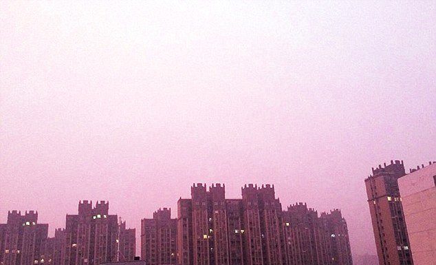 Fumaça rosa tinge o céu de cidade chinesa