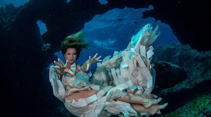 Médica brasileira faz ensaio fotográfico com vestidos feitos de plástico retirados do oceano