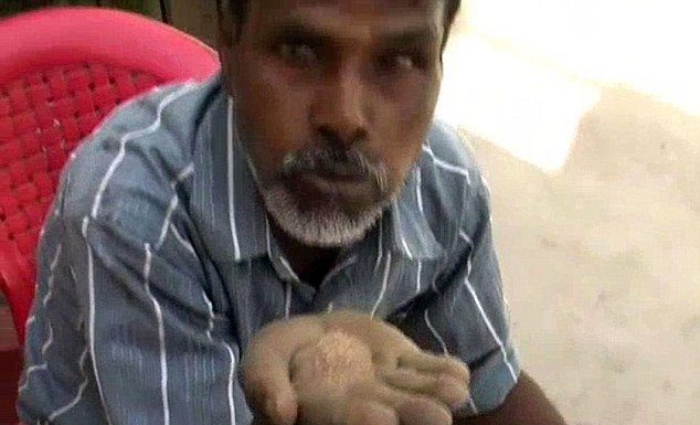 Homem indiano come areia diariamente por vinte e cinco anos