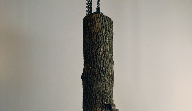 A escultura que desafia a gravidade esculpida em um único tronco de árvore
