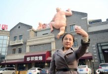 Esculturas nuas gigantes escalam restaurante chinês