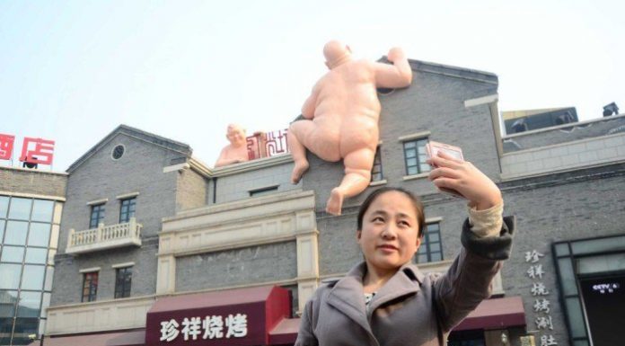 Esculturas nuas gigantes escalam restaurante chinês