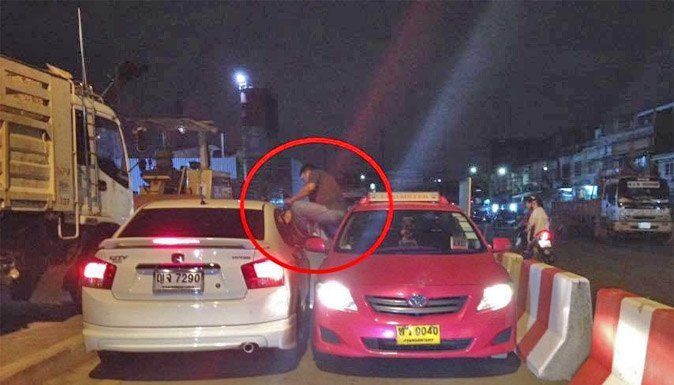 Motorista de táxi chuta outro motorista pela janela do carro