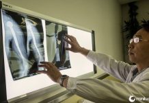 Médico se prepara para realizar o primeiro transplante de corpo inteiro