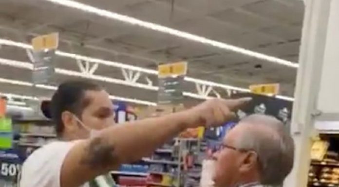 Cliente desafiador que se recusa a usar máscara facial abre caminho para o supermercado
