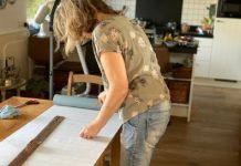 Mãe que renova casa encontra dica DIY do proprietário anterior sob papel de parede antigo