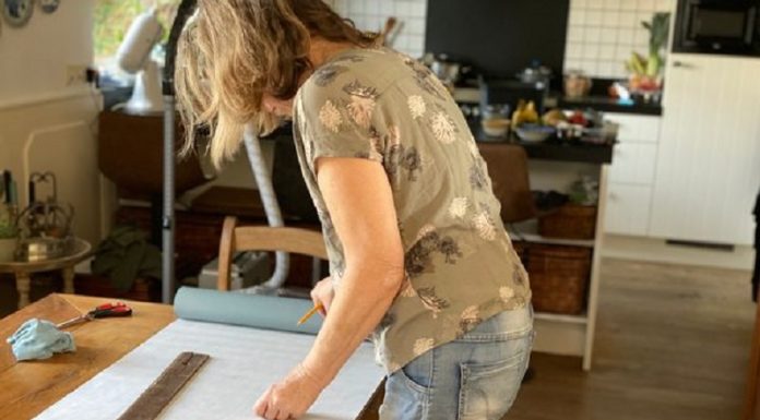 Mãe que renova casa encontra dica DIY do proprietário anterior sob papel de parede antigo