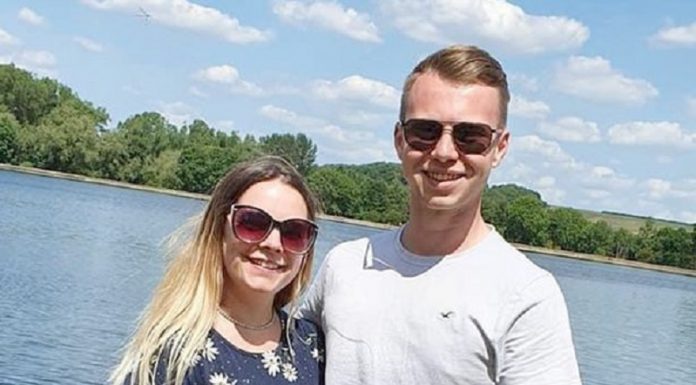 Mulher é informada que seu namorado se parece com seu irmão gêmeo há muito tempo perdido
