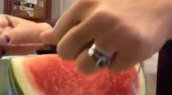 Mulher mostra como cortar perfeitamente a melancia - e tudo que você precisa é de fio dental