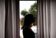 Estudante cega de 22 anos leva DWP ao Tribunal Superior por causa de milhares de créditos universal negados