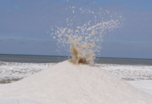 Bizarros "vulcões de gelo" entram em erupção na praia do Lago Michigan