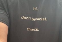 Cliente reclama da camiseta do garçom e restaurante pede uma igual para todos os funcionários