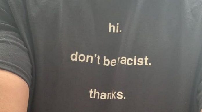 Cliente reclama da camiseta do garçom e restaurante pede uma igual para todos os funcionários