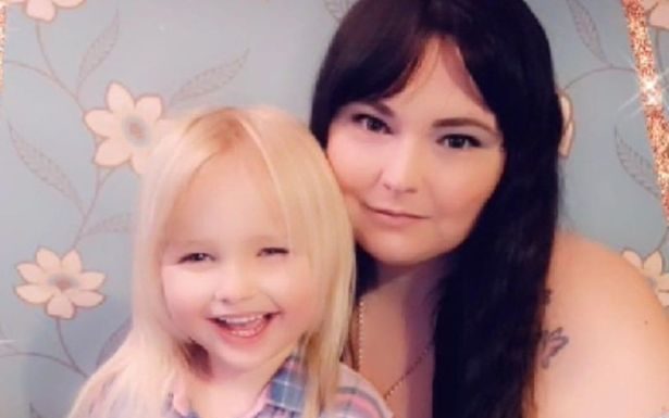 A descrença da mãe quando a filha de 6 anos, disca 999 e pede que a levem para a "prisão de múmias"