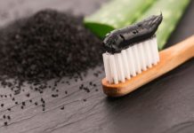 Creme dental a carvão realmente pode branquear os dentes?
