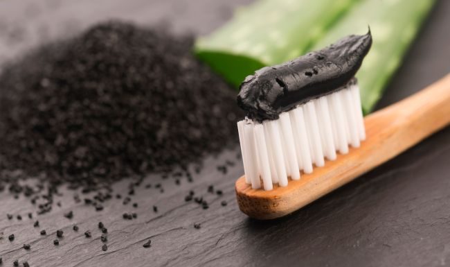 Creme dental a carvão realmente pode branquear os dentes?