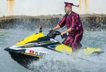 A turma de formandos da Flórida recebe diplomas em Jet Skis