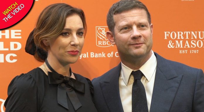 Dermot O'Leary dá as boas-vindas ao primeiro filho como esposa Dee Koppang