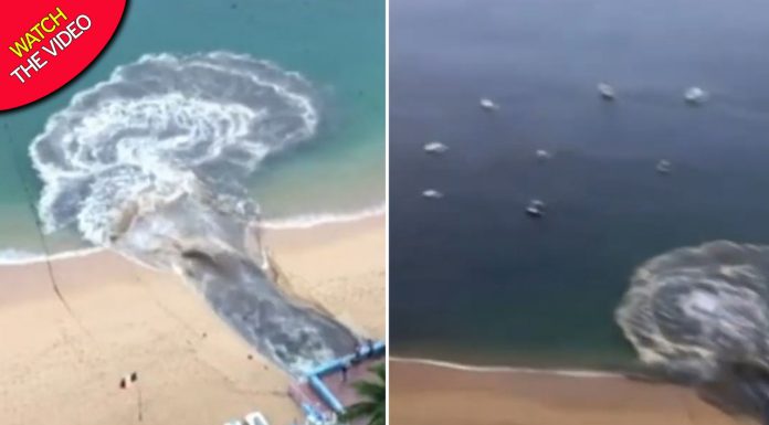 Esgoto de 'água preta' bombeou nas praias do popular resort de férias