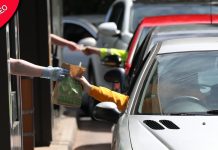 A vingança maldosa da mulher ao rude cliente do McDonald's em uma longa fila drive-thru