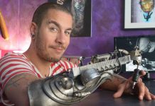 Homen transforma seu braço mecânico em máquina de tatuagem