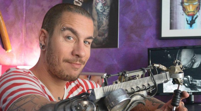 Homen transforma seu braço mecânico em máquina de tatuagem
