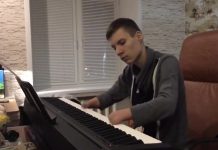 Apesar de nascer sem as mãos ele surpreende a todos com suas habilidades de pianista