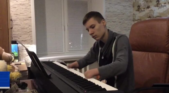 Apesar de nascer sem as mãos ele surpreende a todos com suas habilidades de pianista