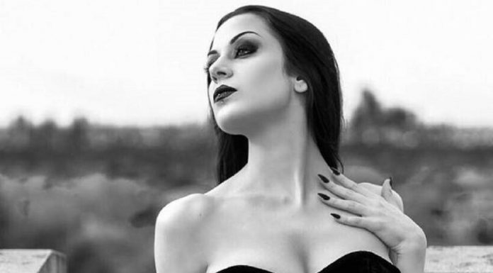 Mulher afirma ser vampira da vida real e até bebe sangue