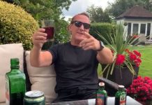 O ex-jogador do Arsenal Ray Parlour pesa Jägerbomb com Jäger Mixer