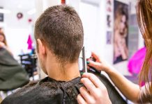 Cabeleireiros e barbeiros são aconselhados a trabalhar falando o mínimo quando os salões reabrirem