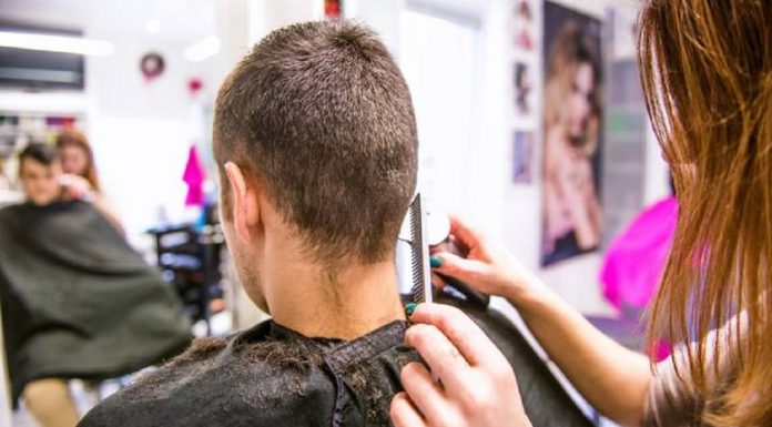 Cabeleireiros e barbeiros são aconselhados a trabalhar falando o mínimo quando os salões reabrirem