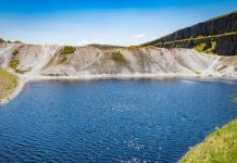 Moradores espalham fezes de animais na lagoa azul de Derbyshire para impedir visitantes