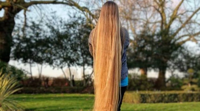Mulher com 1,60m de cabelo diz que os homens se apaixonam por ela por causa disso