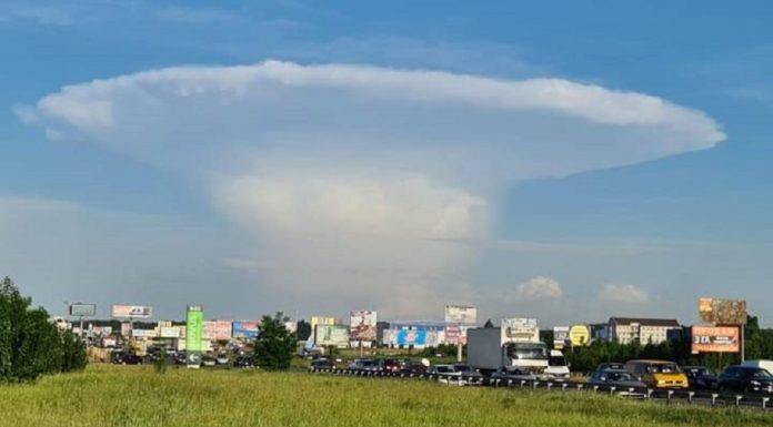 Enorme nuvem de cogumelo preenche o céu em Kiev, a cerca de 100 km de Chernobyl