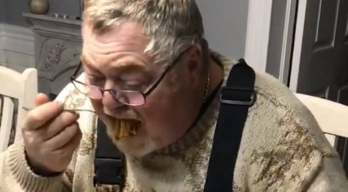 Homem se torna viral depois de usar uma tesoura para comer espaguete