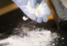 Homem apanhado contrabandeando cocaína dentro do penis artificial