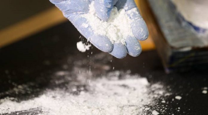 Homem apanhado contrabandeando cocaína dentro do penis artificial