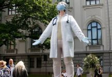 Estátua em homenagem aos trabalhadores da saúde que lutam contra o coronavírus