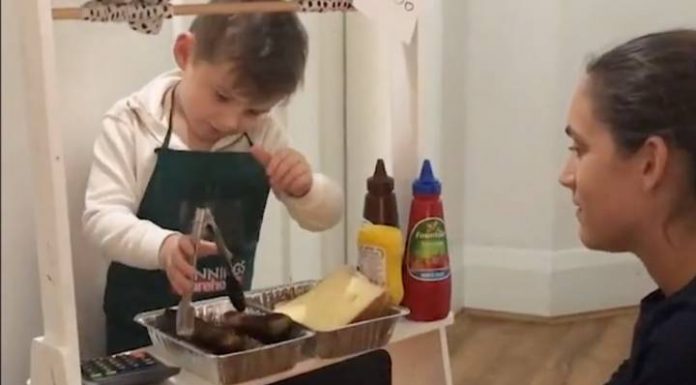 Menino faz sua própria salsicha Bunnings, porque ele perdeu tanto