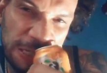 Abridor de lata humano, é como este homem ficou conhecido por sua habilidade