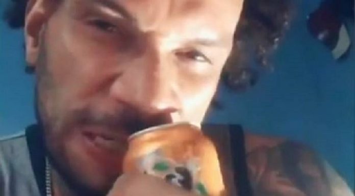 Abridor de lata humano, é como este homem ficou conhecido por sua habilidade