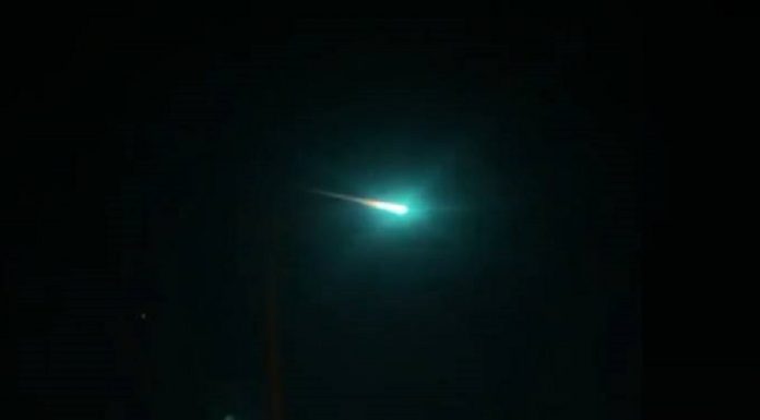 Bola de fogo verde pisca no céu e surpreende os espectadores na Austrália