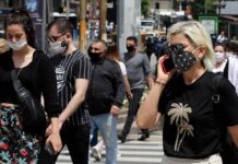 Estudos afirmam que Covid-19 pode passar mesmo entre pessoas usando máscaras faciais