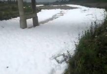 Rio na China fica coberto de espuma após derramamento de detergente